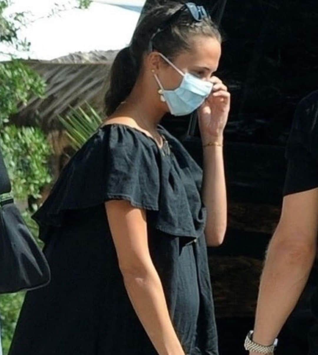 Just Jaredさんのインスタグラム写真 - (Just JaredInstagram)「Alicia Vikander and Michael Fassbender grab lunch at a seafood restaurant in Ibiza during their vacation. Tap this pic in the LINK IN BIO for a lot more photos.  #AliciaVikander #MichaelFassbender Photo: Backgrid」7月22日 3時35分 - justjared