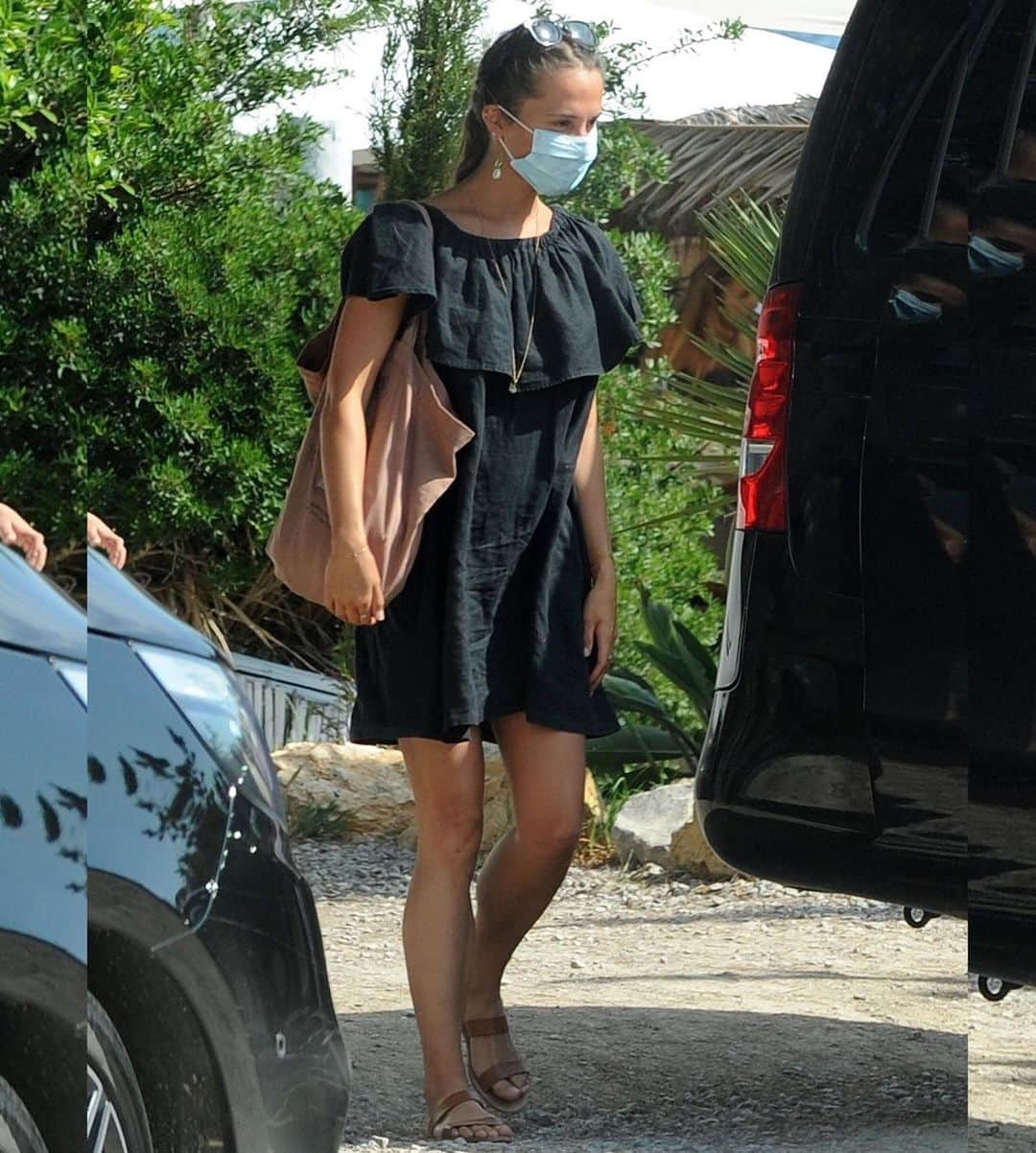 Just Jaredさんのインスタグラム写真 - (Just JaredInstagram)「Alicia Vikander and Michael Fassbender grab lunch at a seafood restaurant in Ibiza during their vacation. Tap this pic in the LINK IN BIO for a lot more photos.  #AliciaVikander #MichaelFassbender Photo: Backgrid」7月22日 3時35分 - justjared