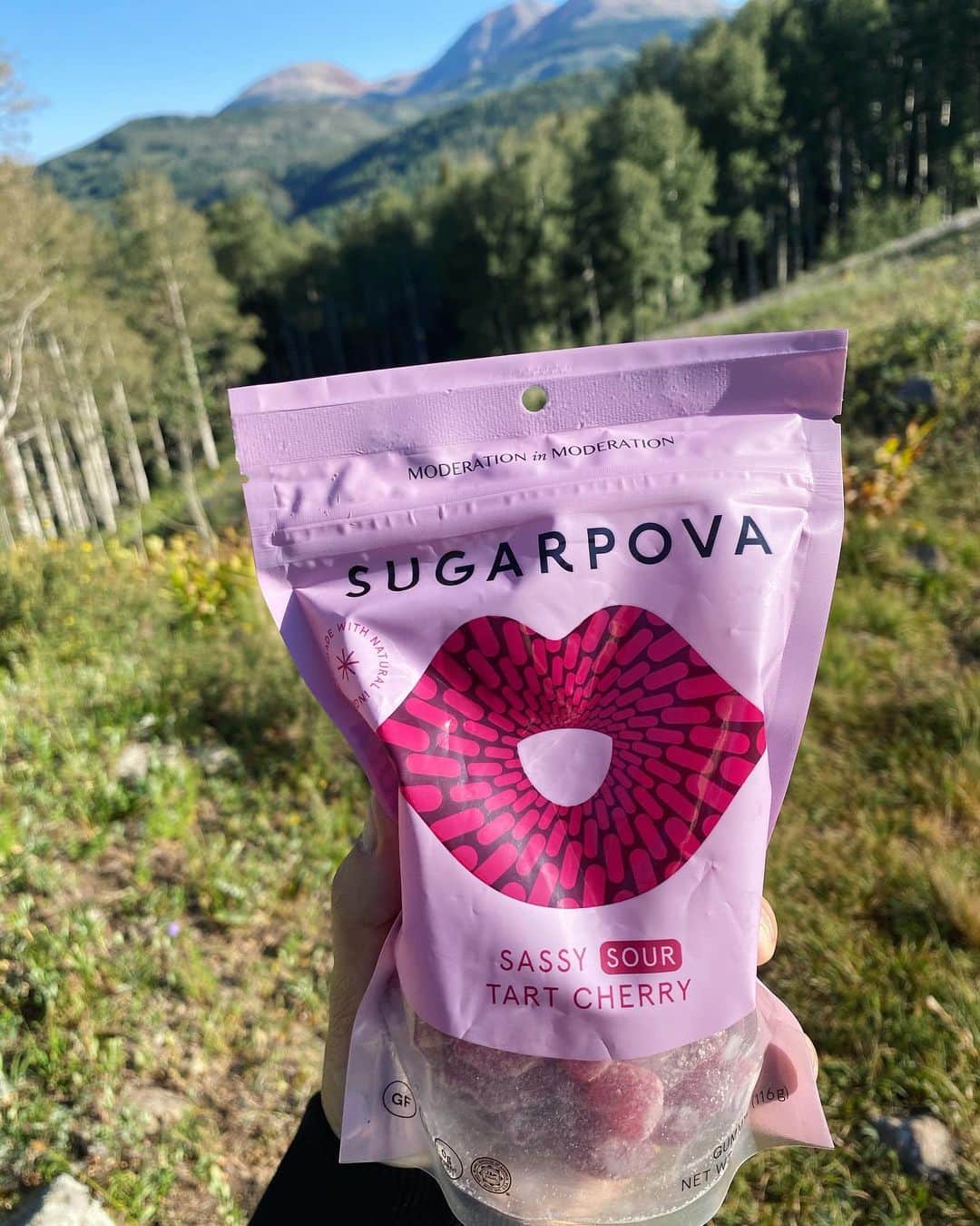 マリア・シャラポワのインスタグラム：「Tart Cherry 🍒 gummies made it to our mountain picnic 🧺 😋 @Sugarpova」