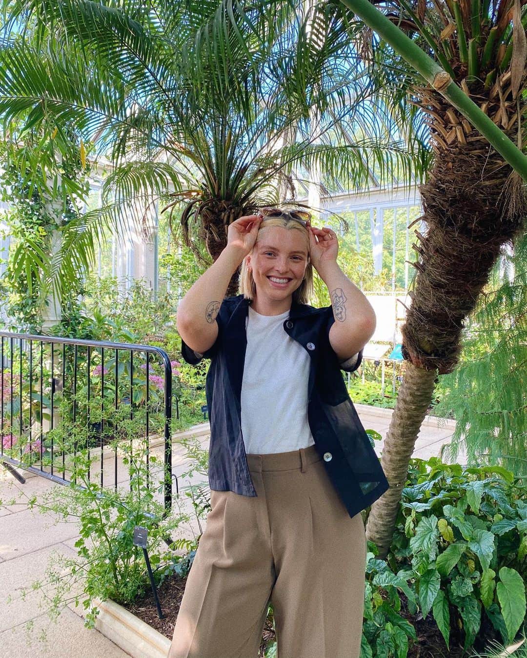 Estée Lalondeのインスタグラム：「Loveliest afternoon 🌱 @mnsbelle @kewgardens」