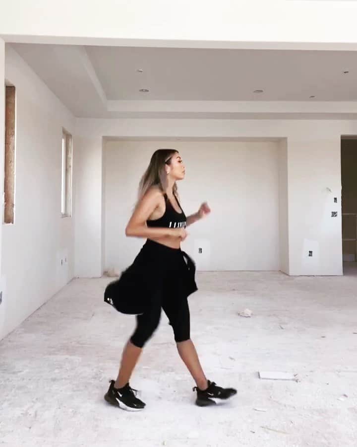 リアン Vのインスタグラム：「Jus a lil vibe in my new home I’m building 😜🏠 Can’t believe it’s almost done! 😱 Swipe to pick which stairs you think I should get! Iron or glass?? 😍」