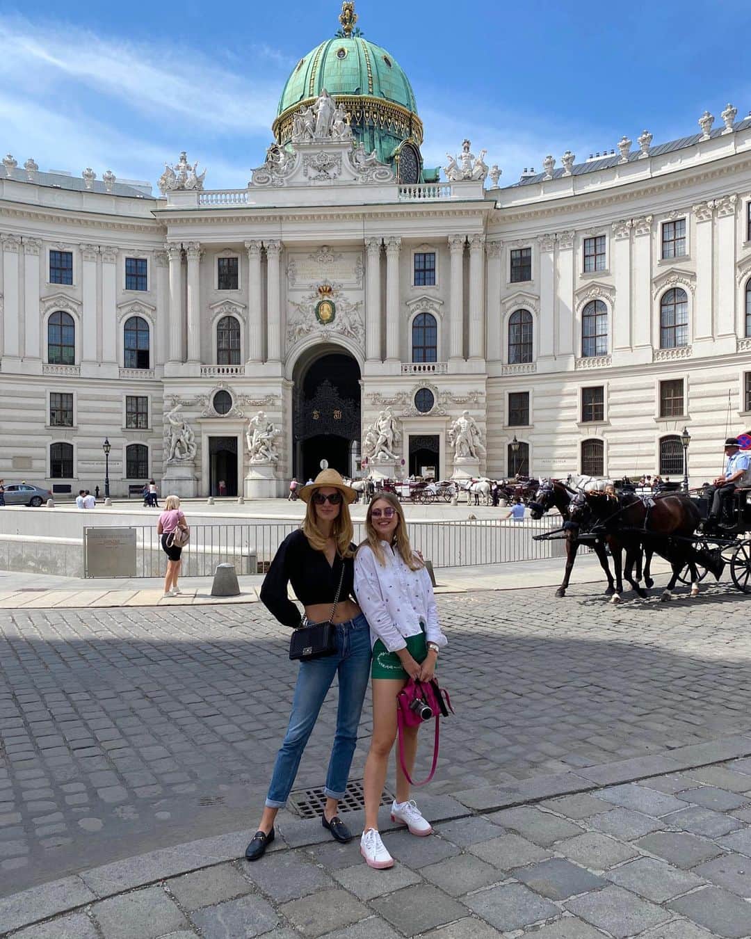 ヴァネッサ・アクセンテのインスタグラム：「Last week in Vienna ☀️」