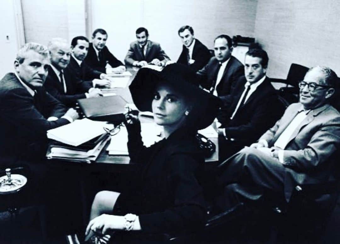 ジェニファー・エスポジートのインスタグラム：「One seat at the table. Not enough. Tired of it? Time to change it up. Build your own damn table!!!!! It’s time. #bigthings ahead who’s ready!? #female voices matter」