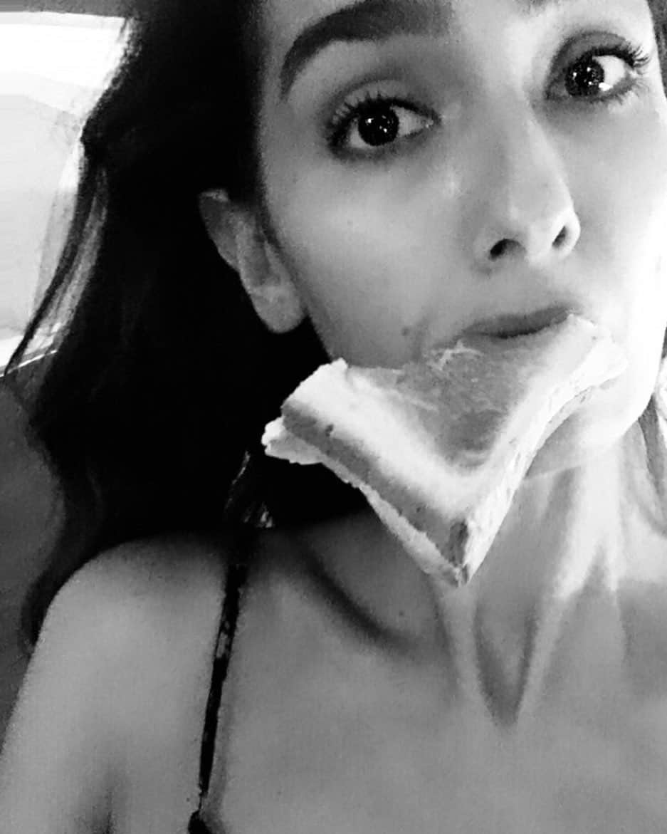 Stella Egittoのインスタグラム：「End of the day 1.  #sorridicheilsandwichtisorride #set   . Ps: in bianco e nero fa meno caldo. . . #diariodibordo #deliriodibordo #bw」