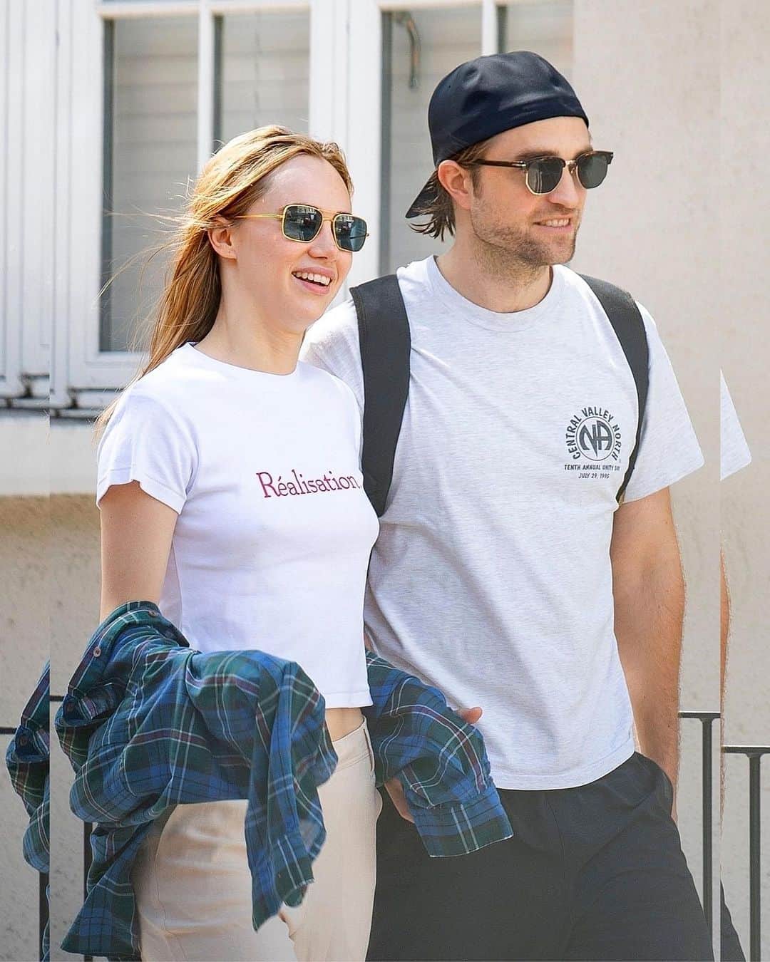 Just Jaredさんのインスタグラム写真 - (Just JaredInstagram)「Robert Pattinson looked so happy while walking arm in arm with girlfriend Suki Waterhouse while out in London after lockdown. #RobertPattinson #SukiWaterhouse  Photos: Backgrid」7月22日 3時47分 - justjared