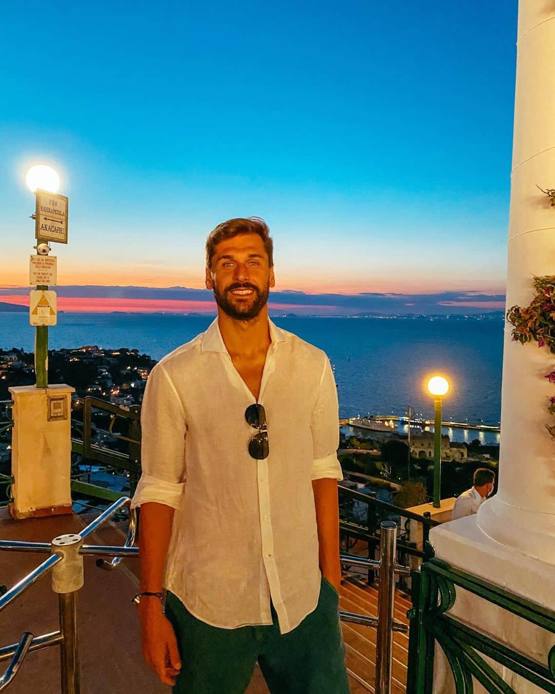 フェルナンド・ジョレンテのインスタグラム：「Che splendida giornata, tramonto mozzafiato a Capri 💙」
