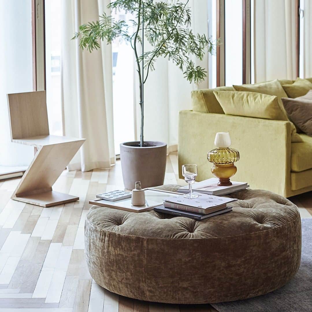 eilersenのインスタグラム：「The Wheel pouf is a versatile and contemporary design. With its round shape and choice of one or numerous buttons, Wheel is a unique item that will suit any room.⁠ •⁠ ⁠•⁠ ⁠•⁠ #eilersen #eilersenfurniture #myeilersen #wheel#interiordesign #homedecor #sofa #danishdesign #inredning #finahem #interiorlovers #interiordesign #modernliving #minimalism #nordiskehjem #nordicinspiration #nordicliving #craftsmanship #luxurylifestyle #boligindretning #designinterior #livingroominspo #boliginspiration #softminimalism #hemindredning #schönerwohnen #nordicminimalism」