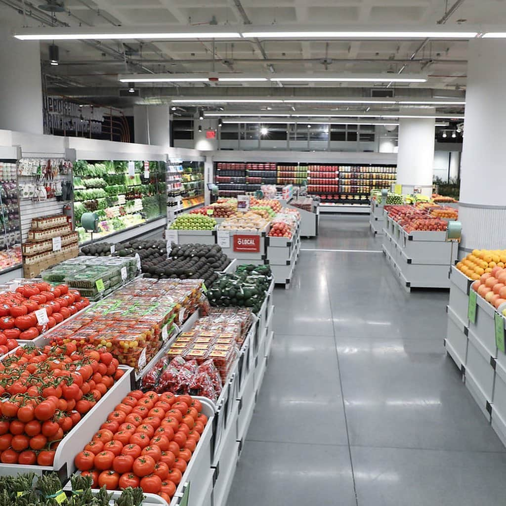 Whole Foods Marketさんのインスタグラム写真 - (Whole Foods MarketInstagram)「Welcome, Manhattan West! 🎉 On July 17th, we opened our 14th NYC location in the Hudson Yards neighborhood at 450 W. 33rd Street. This 60,000 sq ft flagship offers 200+ products from local suppliers like @gothamgreens @crownfinishcaves and @tradestreetjamco. Takeout options include vegan Mexican street food from @jajajamexicana, matcha lattes from @matchaful, Brooklyn-roasted coffee from @cafegrumpy and plant-based ice cream from @sunscoop. Find 400+ beers in our Specialty department and canned, limited-release craft brews at our Brewery Fresh Bar. Enjoy a variety of prepared foods, some featuring basil grown in-store by @farm.one. Our street-level convenience market offers grab-and-go options, açaí bowls and juice on tap. We can’t wait to meet you! #WholeFoodsManhattanWest」7月22日 4時01分 - wholefoods