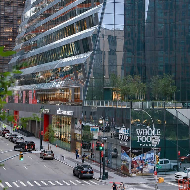 Whole Foods Marketさんのインスタグラム写真 - (Whole Foods MarketInstagram)「Welcome, Manhattan West! 🎉 On July 17th, we opened our 14th NYC location in the Hudson Yards neighborhood at 450 W. 33rd Street. This 60,000 sq ft flagship offers 200+ products from local suppliers like @gothamgreens @crownfinishcaves and @tradestreetjamco. Takeout options include vegan Mexican street food from @jajajamexicana, matcha lattes from @matchaful, Brooklyn-roasted coffee from @cafegrumpy and plant-based ice cream from @sunscoop. Find 400+ beers in our Specialty department and canned, limited-release craft brews at our Brewery Fresh Bar. Enjoy a variety of prepared foods, some featuring basil grown in-store by @farm.one. Our street-level convenience market offers grab-and-go options, açaí bowls and juice on tap. We can’t wait to meet you! #WholeFoodsManhattanWest」7月22日 4時01分 - wholefoods