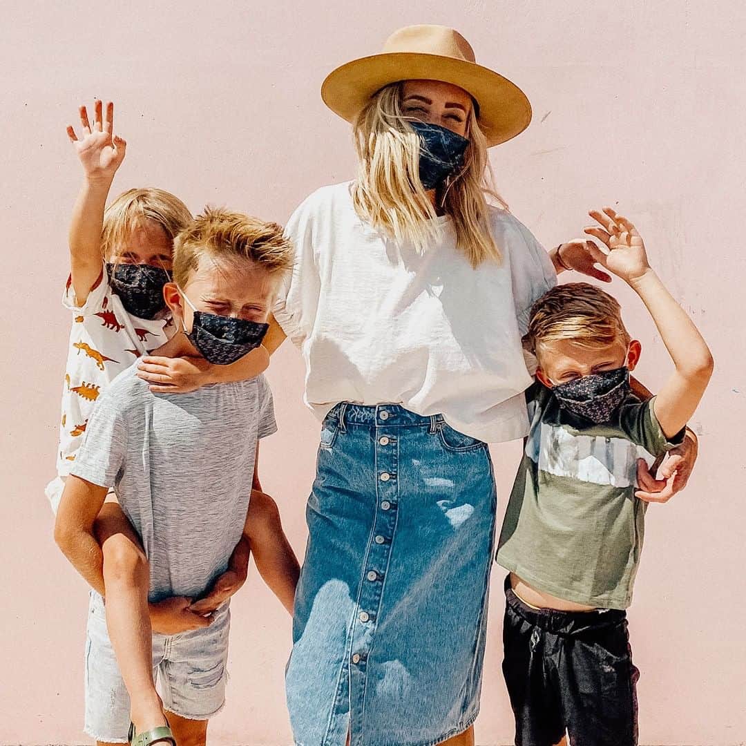 Old Navyさんのインスタグラム写真 - (Old NavyInstagram)「🙌 new mask packs just hit the site – 14 new styles for adults & 19 for kids (peep that tie-dye!) scoop some up & rock them like @gparrish and her gorgeous fam 💛 . #oldnavystyle #mixmatchmask #spottedinoldnavy . . . . *masks are not medical-grade & not for kids under 3. see product page for complete info & warnings.」7月22日 4時01分 - oldnavy