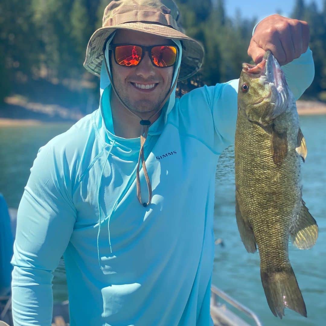 ジェイコブ・ダルトンのインスタグラム：「Learning new things. First time catching smallmouth. Never too old to learn something new. Been into all kinds of fishing lately and I have been loving trying to learn new stuff. Learn something and work to get better 🤘🏼 Always something to get better at. #KeepMovingForward #onethousandhobbies #bass #fishing #outdoors」