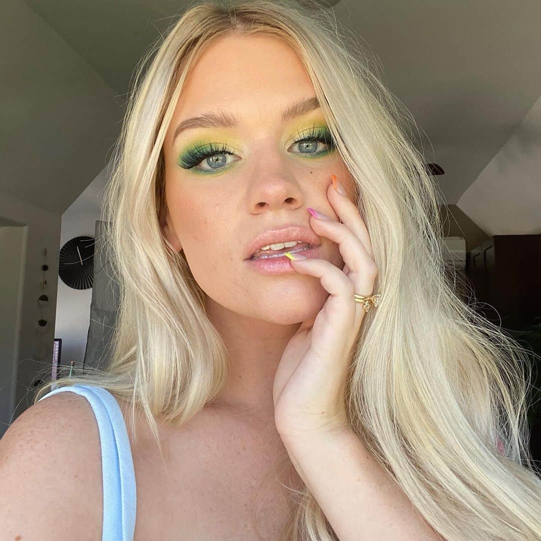 Samantha Ravndahlのインスタグラム：「my face is still a lil #swole from wisdom teeth removal BUT 👀 that @rawbeautykristi x @purcosmetics palette and Lovely lashes 😭 Kristi, immaculate job as with everything you do, you deserve this so much and I know everyone will love their palette as much as I do!   but also going into my love affair with these lashes KNOWING they are limited edition is really triggering for me and i’m not handling it well」