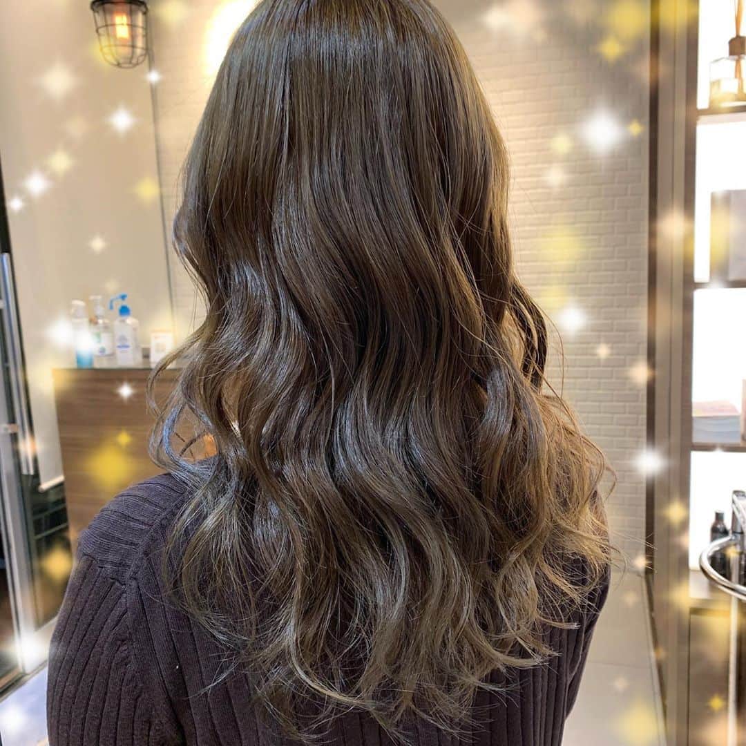 のインスタグラム：「ROLLENの池原さんにカラーしてもらったよ🌟 . . 久々に原宿の美容院行った💇‍♀️ . めちゃ良きカラーにして貰って 前髪も流しやすくしてくれました♪ . . ありがとうございました◡̈✨ . . . #ベージュ　#カラー　#サロン　#美容院　#美容室　#原宿　#rollen」