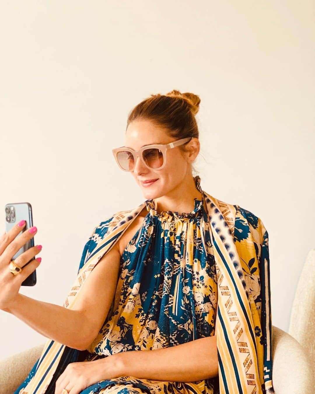オリヴィア・パレルモのインスタグラム：「This NYC heat wave means staying indoors and FaceTiming with my love 💕🤳」