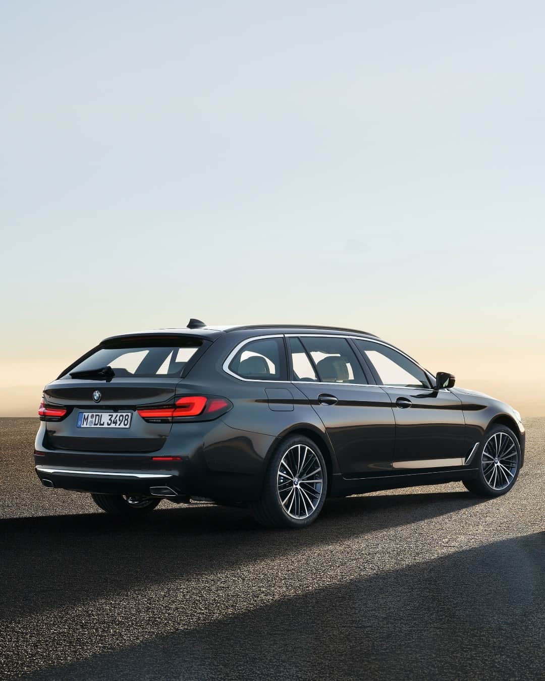 BMWのインスタグラム：「Inside and out just everything you need. Learn everything you need to know about the new BMW 5 Series Touring in our latest #BMWTODAY episode - now live @BMW IGTV. #THE5 #BMW #5Series」