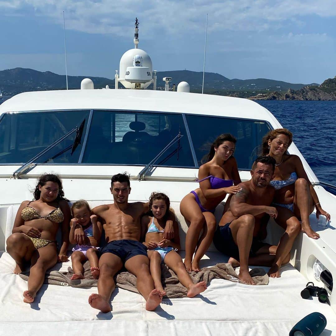 のインスタグラム：「Family comes first ❤️」