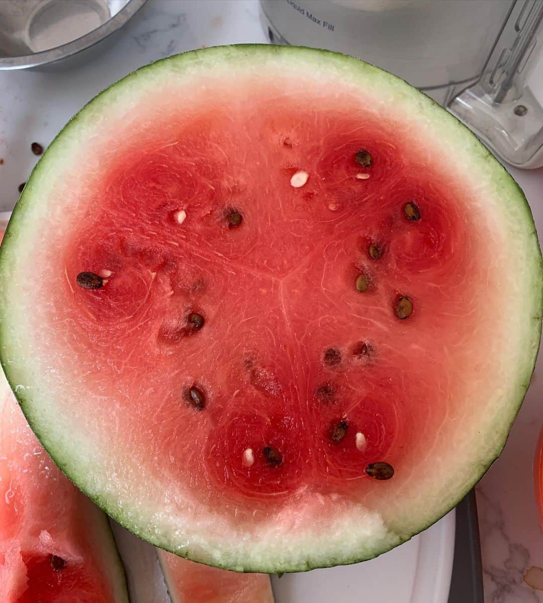 アリシア・ウィットさんのインスタグラム写真 - (アリシア・ウィットInstagram)「did it. 🍉 for those of you following my watermelon growing - this one is DELICIOUS! i ripened it til it had a good thick yellow spot on it, and WE ATE IT. i wish i could share it with you all!  • now that i’ve hopefully got your attention - i have to share that we are in the midst of a *serious* covid-19 surge in nashville - as are so many cities. one of my most beloved friends is in the hospital right now. this will be her fourth night there. it’s a horrible, unpredictable, and very real disease. hospitals are nearing capacity here. i know SO MANY people who have come within one degree of exposure in the last two weeks. and yet, i keep being astonished by how many people do not believe this is real, and say they don’t know anyone who’s gotten sick, and think it’s ‘the flu’. there are a myriad of symptoms, which vary so widely between the 16 people ive known who have had this so far - we are still just at the tip of the iceburg in terms of learning how many of side effects might stay with you permanently. some perfectly healthy seeming people get terribly, unexpectedly sick out of the blue. others don’t get terribly sick but they are contagious and infecting others *unknowingly*. and this is why masks are so important. it’s the simplest thing you can do to protect *others*. the mask-wearer is the one who is protecting others the most. you stop your own germs from spreading. my hospitalized friend had NO SYMPTOMS at the time she was tested. didn’t have symptoms for days. we need to all assume everyone has it, in order to hopefully get this surge going the other way as soon as possible, so we can stop shutting down cities and taking people out of work again for their own protection. please keep your distance, and please wear a mask. it’s not the most fun, but it will pass. then we can all get back to eating watermelon together ❤️ please stay healthy. love you all.」7月22日 4時17分 - aliciawitty
