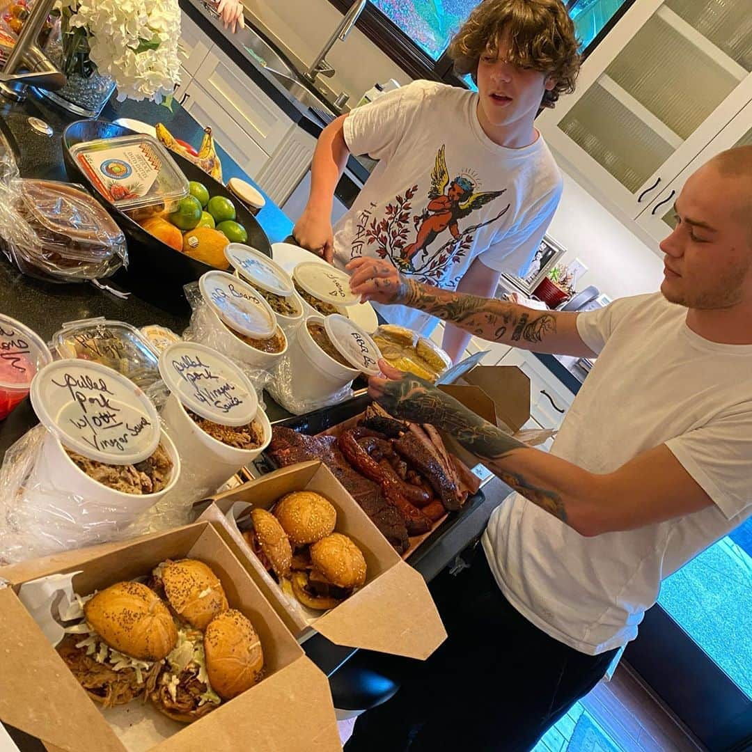 マーク・シェパードさんのインスタグラム写真 - (マーク・シェパードInstagram)「My boys opening up the bounty that is @sweets2savory delivery! Incredible food from my old friend Chef @timabell Homemade sausage, brisket, pulled pork with vinegar sauce, sous vide pork belly sliders, smoked pork ribs, polenta fries, greens and beans!!!! If you are in LA, give them a try. #supportlocalbusiness」7月22日 4時21分 - realmarksheppard