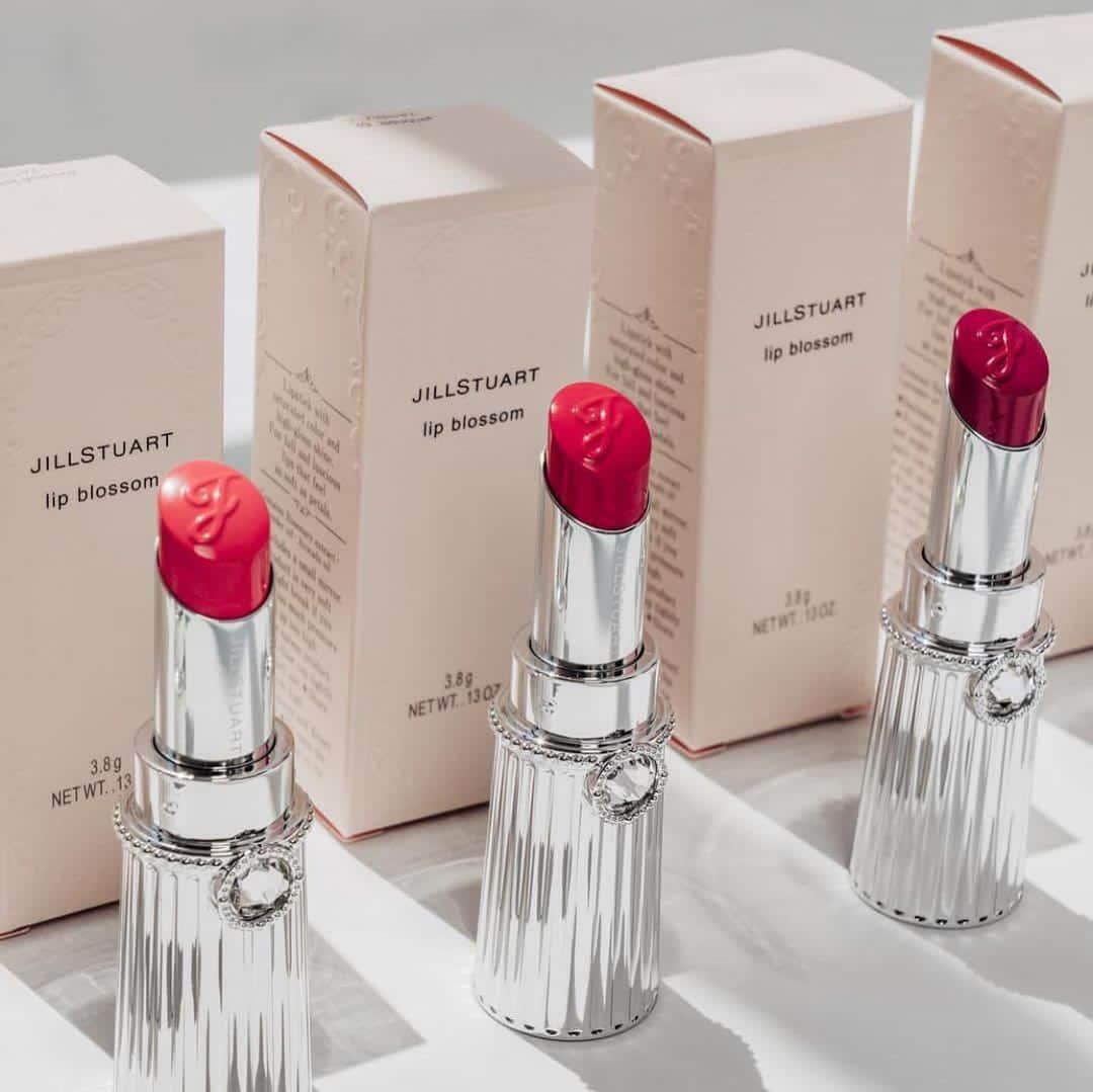 Jill Stuart Cosmetics Japanのインスタグラム：「Jillstuart Lip Blossom Shiny Satin Lipstick  Made in Japan . Ready stock IDR 498.000 . Shades; Swipe ➡️ 01 fairy poppy Cheerful fairy pink like a poppy ※Main color 02 romantic azalea Beige pink like a romantic azalea 03 classy anemone Reddish pink both cute and refined, like an anemone 04 innocent peony Coral pink with the innocence of a peony 05 daisy party Pink like a colorful daisy 06 elegant marguerite Elegant pink like a marguerite 07 girly lily Feminine girlish pink like a lily 08 dressy aster Kitschy vivid pink like an aster ★09 twinkle poinsettia Pretty baby pink like a poinsettia ★10 brilliant hibiscus Gorgeous magenta pink like a hibiscus ★Limited-edition color  #jualjillstuart#jualjillstuartmakeup#jualkuasmakeup#tokobatam#batamtoko#muabatam#batamolshop#olshopbatam#batam#tokokosmetik#jualbrush#jualsigma#jualan#jualanku#jualsephora#jualchanel#jualladuree#jualkosmetikbatam#jualeyeliner#jualmascara#juallipstick#jualmurah#jualankaka#makeupartistbatam#jualmakeup#jualkosmetikori#jualetude#jualladureekosmetik#jualkosmetikjepang#jillstuart」