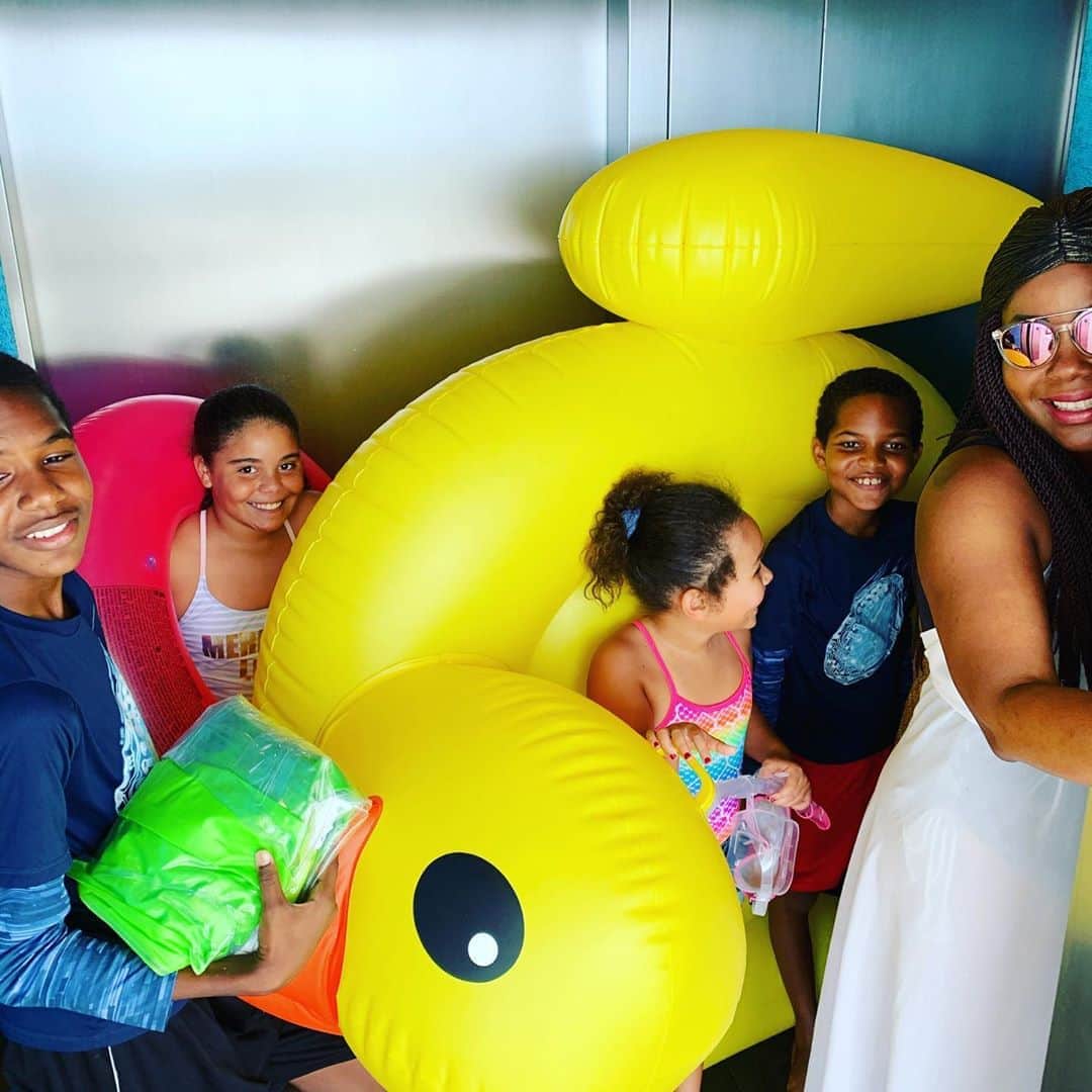 セリタ・エバンクスのインスタグラム：「Family time with the duck  lol」