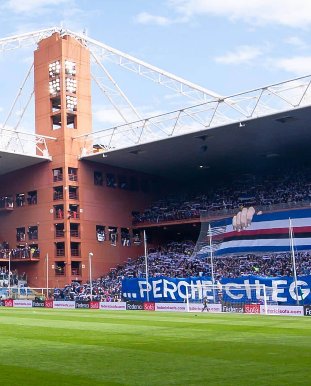 UCサンプドリアさんのインスタグラム写真 - (UCサンプドリアInstagram)「🔵⚪️🔴⚫️⚪️🔵  #SampGenoa. #Derby.  📷 @simonearveda」7月22日 4時50分 - sampdoria
