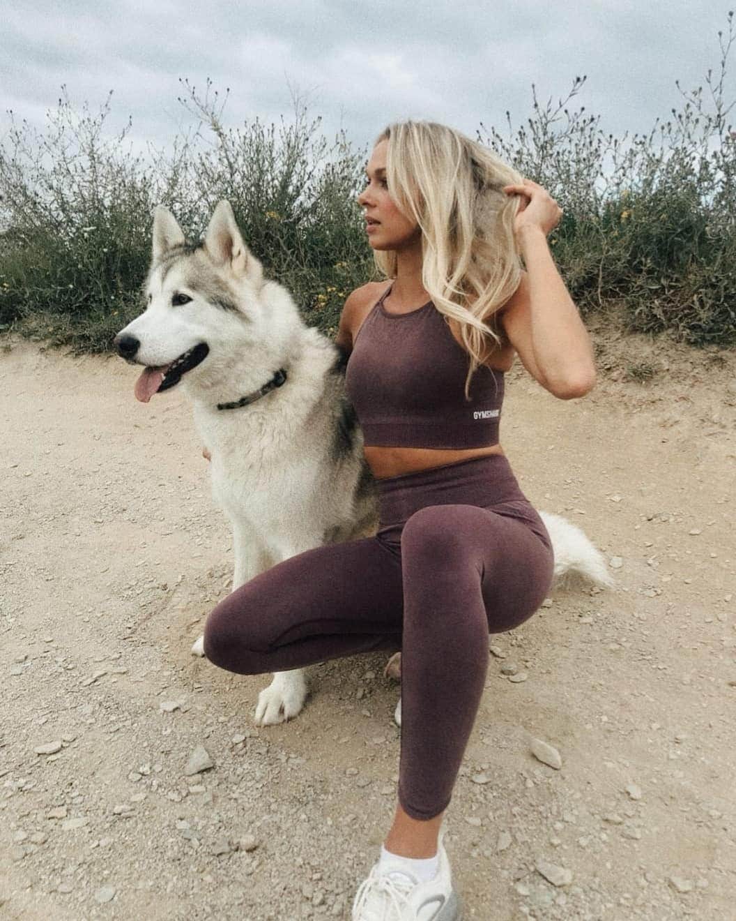 トニア・コーチのインスタグラム：「Sorry I cant make it!! My dog and I have plans 🐺💁🏼‍♀️@nanookcouch  . . #dogwalk #doggo #gymshark #leggings #sportstop」