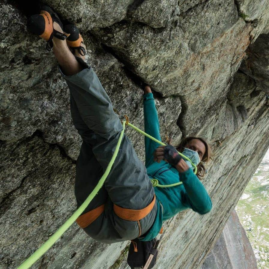 イェルネイ・クルーダーさんのインスタグラム写真 - (イェルネイ・クルーダーInstagram)「#adventuretime with @nicofavresse 🤯  Last minute decision, totally spontaneous, we found ourselves in Val di Mello. Few phone calls, a little bit of gear preparations and we were ready to go to Mediana wall. First day we have more or less climbed all the pitches (almost 300 meters) up to the 30 meters monster roof crack. We set the static ropes to work on this hardest (8b/c) pitch for the next 2 days. Next day @lucaschiera_alpinista joined us with a comfy portal ledge, and together we started working on the hand jam roof crack. I got super cold, so I only gave it one go, but Nico was going all in and sent it on his second go 😲. Last day we decided to work on a roof a bit more, so after more than 250 meters of jumar warm up we were back in the game. Nico easily repeated the roof again and I found myself at the anchor on my second go of the day. Since we haven't climbed the first part, we decided to go down and finish the whole route to the top (there are still few pitches after the roof) on our next trip 😊. Can't wait to go back on adventure soon 💪🏻💪🏻💪🏻. ______________ @scarpaspa @ocun.climbing @vibram @snowmonkey」7月22日 4時51分 - kruderjernej