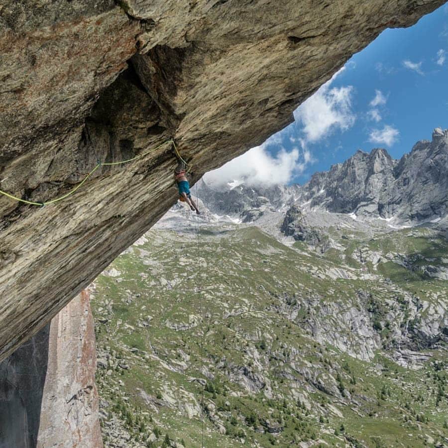 イェルネイ・クルーダーのインスタグラム：「#adventuretime with @nicofavresse 🤯  Last minute decision, totally spontaneous, we found ourselves in Val di Mello. Few phone calls, a little bit of gear preparations and we were ready to go to Mediana wall. First day we have more or less climbed all the pitches (almost 300 meters) up to the 30 meters monster roof crack. We set the static ropes to work on this hardest (8b/c) pitch for the next 2 days. Next day @lucaschiera_alpinista joined us with a comfy portal ledge, and together we started working on the hand jam roof crack. I got super cold, so I only gave it one go, but Nico was going all in and sent it on his second go 😲. Last day we decided to work on a roof a bit more, so after more than 250 meters of jumar warm up we were back in the game. Nico easily repeated the roof again and I found myself at the anchor on my second go of the day. Since we haven't climbed the first part, we decided to go down and finish the whole route to the top (there are still few pitches after the roof) on our next trip 😊. Can't wait to go back on adventure soon 💪🏻💪🏻💪🏻. ______________ @scarpaspa @ocun.climbing @vibram @snowmonkey」