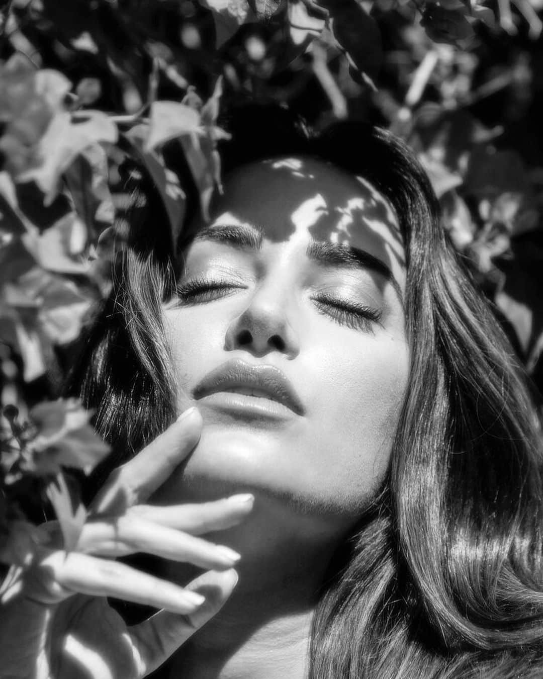 ドナ・フェルドマンのインスタグラム：「“Worry less about what others are doing and do the best you can with the gifts you were given” . . Part of my interview about this generation and how the beauty industry is changing in newest @saperemagazine interview with photos by @strawhat_productions Check the story at https://www.saperemagazine.com/sapere/2020/7/20/wisdom-from-a-model-donna-feldman」