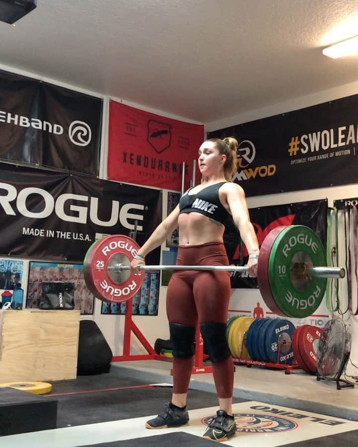 マッティ・ロジャーズのインスタグラム：「After my 3 position power snatches, @aimees2cents gave me “lifters choice” for which 2 positions I did. I picked mid hang & floor, mostly because since they’re powers they are all equally bad 🙃 Tuesday’s are all about powers & pullin & pressin & I’ve come to really enjoy doing them in my garage even though it means a lot of extra walking around for cleans. Pretty sure every set of push presses I did was some sort of rep PR, so that’s nice too  @roguefitness @2poodperformance @xendurance @rpstrength @romwod @stayclassymeats @mypowerdot」