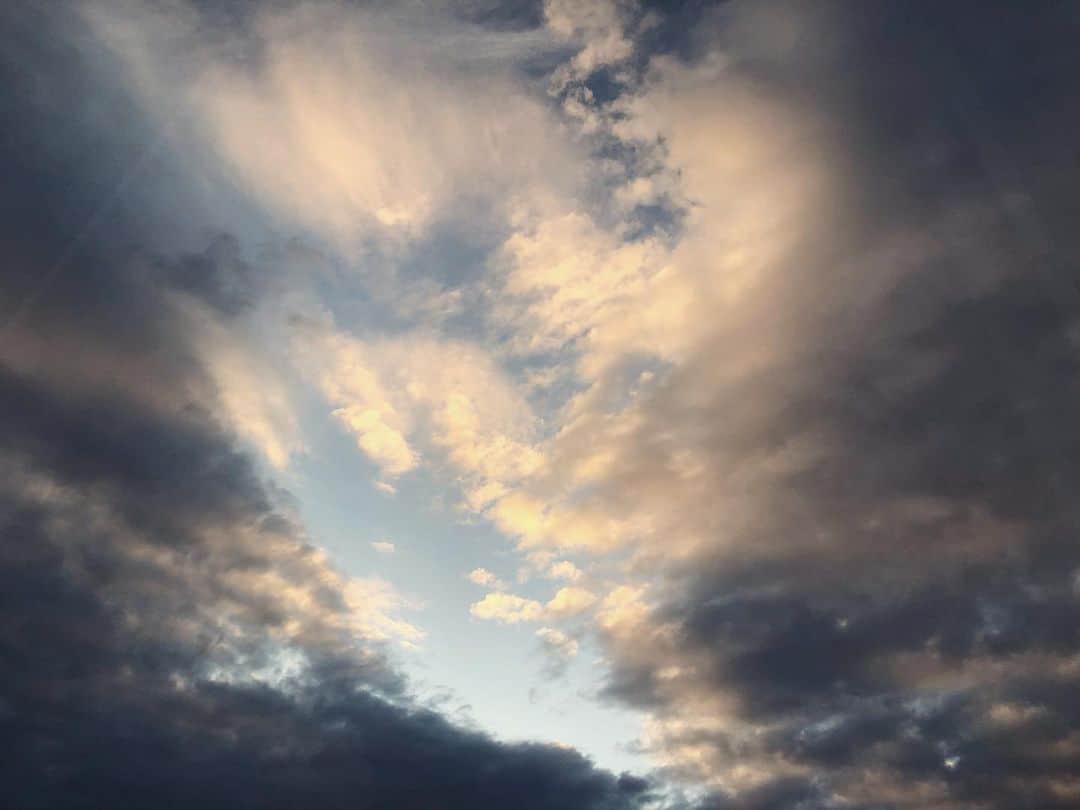 中村靖日さんのインスタグラム写真 - (中村靖日Instagram)「.  おはようございます。  2020年07月22日05時21分。  同じ窓から。  #goodmorning #dawn #sunrise #sky #sun #clouds #diary #memory #record #ambient #landscape #kyoto #japan #photo #actor #withafterpost」7月22日 5時27分 - yasuhi_nakamura