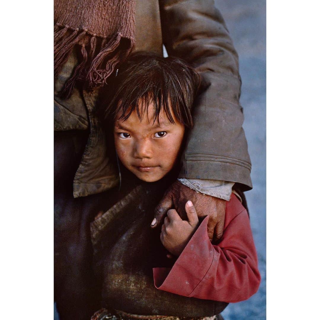 スティーブ・マカリーさんのインスタグラム写真 - (スティーブ・マカリーInstagram)「A Tibetan boy holds his father's hand, Lhasa, 1989.  #SteveMcCurry #SteveMcCurryPortraits」7月22日 5時28分 - stevemccurryofficial