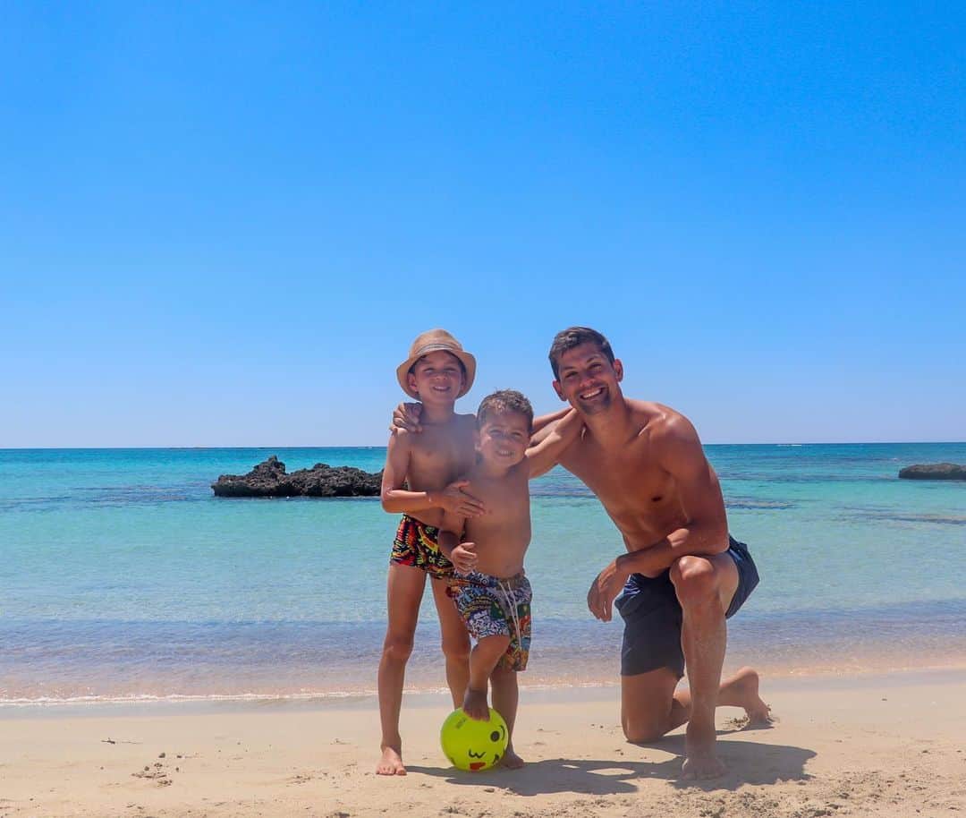 クリスチャン・ガンボアのインスタグラム：「👨‍👩‍👦‍👦 🇬🇷」