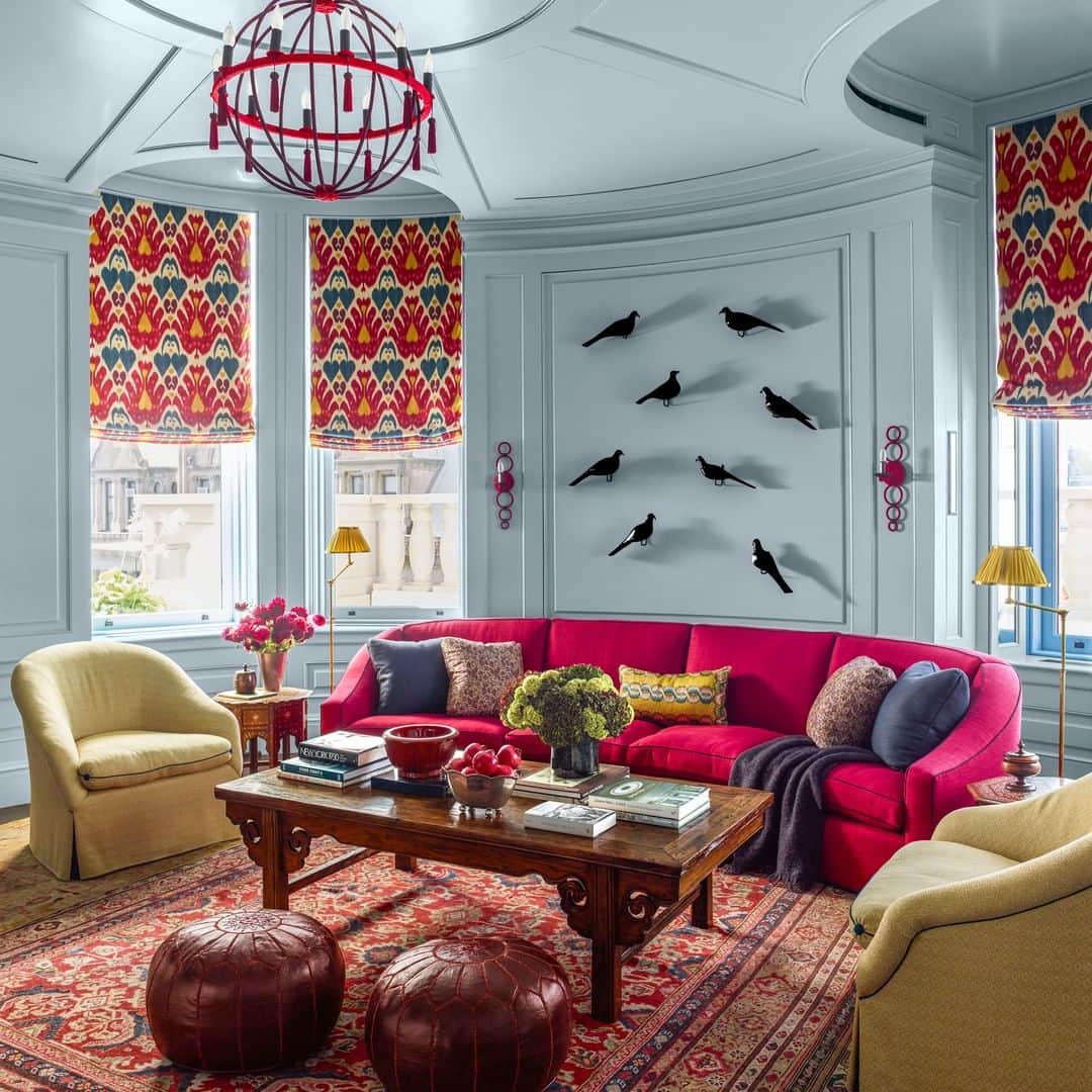 ELLE DECORさんのインスタグラム写真 - (ELLE DECORInstagram)「Before this Fifth Ave triplex—made up of a separate apartment combined with a two-story cupola—was refurbished, a giant flagpole speared through the dome. Once renovations began, @peterpennoyerarchitects was able to open up the space. “It was a really major engineering feat,” he says. “But it made all the difference.” In the media room, the custom sofa and chairs are custom, the pendant is by @heleneaumont, the Roman shades are in a Claremont ikat, and the antique pigeon decoys are English. Click the link in bio for the full tour, as seen in our Summer 2020 issue. Photography by @ericpiasecki.」7月22日 6時00分 - elledecor