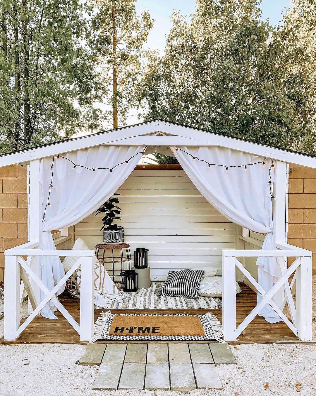 のインスタグラム：「Pillows, plants, peace + quiet. What are your #SheShed must haves? (📸: @themomhack)」