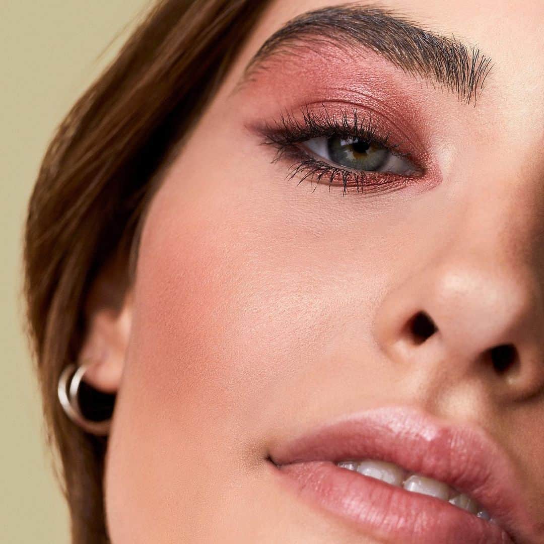 e.l.f.さんのインスタグラム写真 - (e.l.f.Instagram)「Berry Bad is the mood 😍 Model Dalila is wearing our Bite-Size Eyeshadow in Berry Bad, Primer-Infused Blush in shade Always Rosy and Lip Lacquer in Clear. Tap to shop! ✨ #eyeslipsface #elfingamazing #elfcosmetics #crueltyfree #vegan」7月22日 6時10分 - elfcosmetics