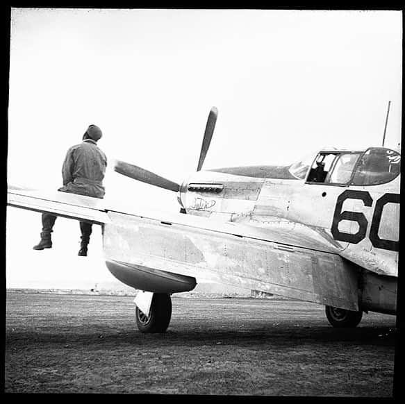 国立アメリカ歴史博物館さんのインスタグラム写真 - (国立アメリカ歴史博物館Instagram)「A Tuskegee Airman sits on the wing of his plane, looking to the skies in this photograph captured by Robert Scurlock.   The Tuskegee Airmen were a group of African American pilots who flew combat missions in racially segregated units in World War II. This week in 1941, the first class of Black aviation cadets who would become the Tuskegee Airmen began training at Tuskegee.   "One lesser-known part of the Tuskegee Airmen’s story is their coordinated, collective civil disobedience to stand up against systemic racism in the US Army Air Forces, at the risk of their careers and lives," explains the National Air and Space Museum. Click the link in our bio to learn more.   #AmericanHistory #MilitaryHistory #WW2 #BlackHistory #AfricanAmericanHistory #AviationHistory」7月22日 6時14分 - amhistorymuseum