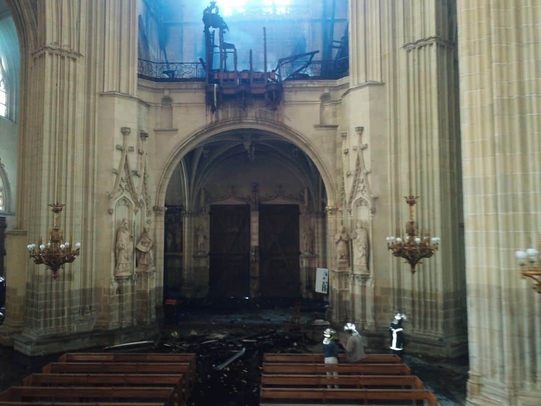 ルモンドさんのインスタグラム写真 - (ルモンドInstagram)「Il a été sauvé lors de la Révolution française, a survécu aux bombardements de juin 1944, a été épargné par le grand incendie de 1972, mais, cette fois, il n’a pas échappé aux flammes. Emporté par le feu samedi 18 juillet, le grand orgue de la cathédrale de Nantes n’est plus. « Il a disparu, on ne le retrouvera jamais », se désole Nicolas Toussaint qui, depuis 2002, entretenait cet instrument monumental aux quatre siècles d’histoire. « Ce qui m’importe aujourd’hui, c’est de récupérer quelques éléments pour qu’ils servent de témoignages », espère le facteur d’orgue. Ce joyau composé de 5 500 tuyaux, de 74 jeux répartis sur quatre claviers et d’un très beau buffet du XVIIe siècle est l’une des pertes patrimoniales engendrée par l’incendie qui a envahi l’intérieur de Saint-Pierre-et-Saint-Paul de Nantes, dans sa partie la plus ancienne.⁣ -⁣ Le grand orgue de la cathédrale Saint-Pierre-et-Saint-Paul de Nantes a été emporté par le feu, samedi 18 juillet. Photo : SDIS / AP (@apnews)⁣ -⁣ #Nantes #SaintPierreetSaintPaul」7月22日 6時15分 - lemondefr
