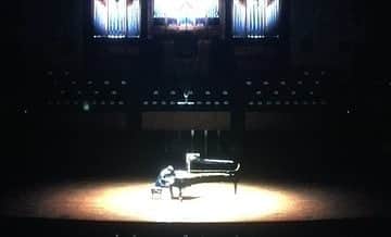 福間洸太朗さんのインスタグラム写真 - (福間洸太朗Instagram)「Last Saturday, I gave a solo recital in the Symphony Hall, Osaka.  Standing on the big stage, receiving a warm applause, playing all Beethoven program (for the 1st time in my life!) on the beautiful Steinway piano, everything seemed to me very special.  Thank you to all the members of the organization and the audience!  .  .  先週土曜日は大阪シンフォニーホールでリサイタルでした。5月3日の振り替え公演、そしてCD発売記念の演奏会でした。  大きな舞台で立ち、温かい拍手で迎えられ、念願のオールベートーヴェンプログラムを披露できたこと、全てが特別な体験に感じられました。   この状況下で会場へ足を運んでくださった皆様、最善の安全対策をはかった公演を運営して下さった関係者の皆様に、心から感謝申し上げます。  .  .  #musicianslife #pianorecital #pianist #Beethoven #NaxosJapan #ナクソスジャパン #ベートーヴェン #TheSymphonyHall #Osaka」7月22日 17時13分 - kotarofsky