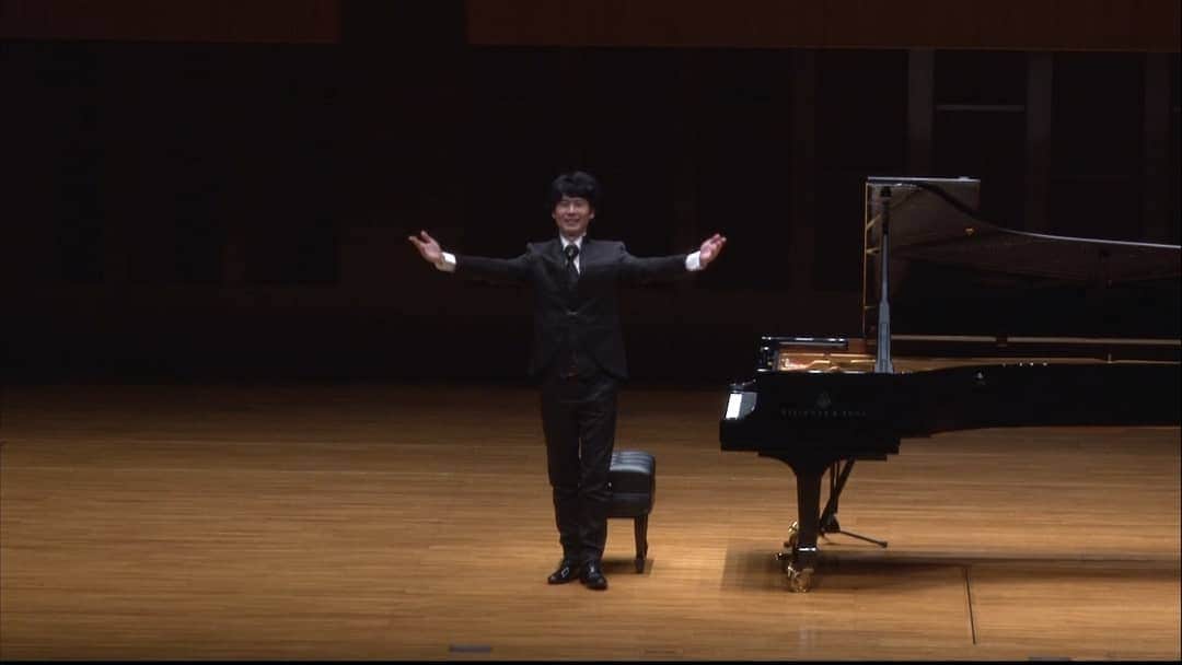 福間洸太朗さんのインスタグラム写真 - (福間洸太朗Instagram)「Last Saturday, I gave a solo recital in the Symphony Hall, Osaka.  Standing on the big stage, receiving a warm applause, playing all Beethoven program (for the 1st time in my life!) on the beautiful Steinway piano, everything seemed to me very special.  Thank you to all the members of the organization and the audience!  .  .  先週土曜日は大阪シンフォニーホールでリサイタルでした。5月3日の振り替え公演、そしてCD発売記念の演奏会でした。  大きな舞台で立ち、温かい拍手で迎えられ、念願のオールベートーヴェンプログラムを披露できたこと、全てが特別な体験に感じられました。   この状況下で会場へ足を運んでくださった皆様、最善の安全対策をはかった公演を運営して下さった関係者の皆様に、心から感謝申し上げます。  .  .  #musicianslife #pianorecital #pianist #Beethoven #NaxosJapan #ナクソスジャパン #ベートーヴェン #TheSymphonyHall #Osaka」7月22日 17時13分 - kotarofsky