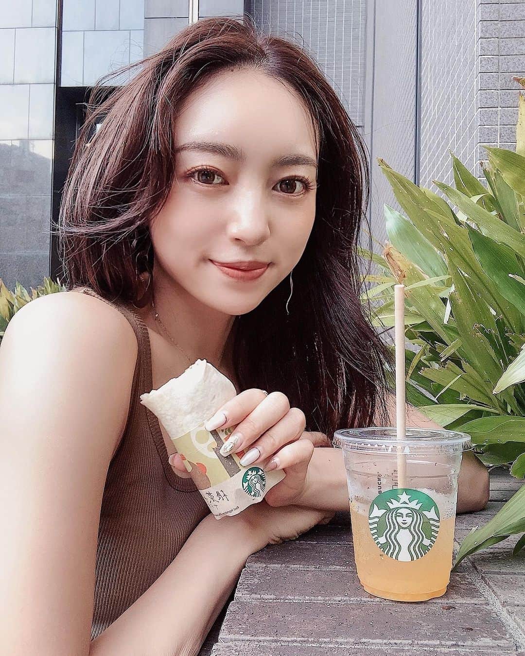 唯可（yuika）さんのインスタグラム写真 - (唯可（yuika）Instagram)「good morning 🌞お仕事の日 手軽に朝ごはんは@starbucks_j で☕︎ 私はこのサラダラップが昔から大好き！😋🥕 これ一個でしっかり野菜とれてる感あって 気持ち的にもGOOD👍👍👍 ほんとはスコーンも食べたいけど今はガマンガマン🤤 さぁてまた今週もがんばろう✨  #スターバックス #PR #Starbucks」7月22日 17時09分 - yu.i.k.a