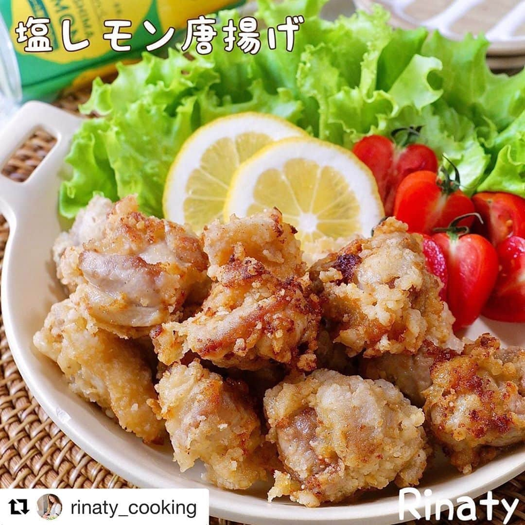 瀬戸内レモン農園さんのインスタグラム写真 - (瀬戸内レモン農園Instagram)「. @rinaty_cooking様ありがとうございます！ HIROSHIMA LEMON ストレート果汁100%は唐揚げにもおすすめです♫ . ・・・ (｡･υ･)/𓎪*◌︎ ✢ ︎R E C I P E ✢︎ . . . 1️⃣塩レモン唐揚げ 🍳レシピID：395099 ⏳調理時間：30分 ♥️使用商品：HIROSHIMA LEMONストレート果汁100％ . . レモンの爽やかさが決め手のさっぱり 爽やかな夏におすすめの唐揚げです♡ 瀬戸内レモンを皮ごと絞ったレモン果汁を 使用しているので、香りが高くレモンの おいしさも感じられます！ ストーリーより商品ページへ行けます♡ 衣には揚げ玉を加え、ザクザク食感の衣に！ 冷めてもおいしいですよ⸜(๑⃙⃘'ᵕ'๑⃙⃘)⸝⋆︎* 中は爽やかジュ～シ～、外はザクザクの絶品 唐揚げです♡是非、お試しください(｡･υ･)/ﾞ . . . . . . . .  ━︎・━︎・━︎・━︎・━︎・━︎・━︎・━︎・━︎・━︎・━︎ 【ご報告】 私の初のレシピ本『りなてぃの3500円献立』 が７月２９日に発売になります(⊃︎´-`⊂︎)💗💓 Amazon、楽天ブックスにてご予約受付中です❤️ @rinaty_cooking のハイライト【レシピ本ご予約】 より、よろしければご覧くださいませ🥰🥰❣️ ━︎・━︎・━︎・━︎・━︎・━︎・━︎・━︎・━︎・━︎・━︎ . . . ━︎・━︎・━︎・━︎・━︎・━︎・━︎・━︎・━︎・━︎・━︎ ✔️Nadiaでは工程写真付きでわかりやすく レシピを記載しています✎︎⁾⁾ @rinaty_cooking のリンクより飛べます✈︎➰ ✔️Nadiaレシピの保存はお気に入りで完了\♡︎/ ✔️Instagramでのレシピ保存は右上の コレクションボタンよりどうぞ✧︎* ✔️Nadiaでもフォローお気に入りつくれぽを 頂けますととても嬉しいです٩(ˊᗜˋ*)و♡♡ ⚠️レシピは修正させて頂く可能性がありますので 出来るだけNadiaのレシピをご覧下さい○︎┓︎ﾍﾟｺ 💌DMお返事お休み中です(ノ_･｡)  ━︎・━︎・━︎・━︎・━︎・━︎・━︎・━︎・━︎・━︎・━︎  💬インスタ、ナディアともにお返事遅れてて 大変申し訳ございません😭💦💦💦 落ち着き次第お返事させて下さい🥺✏️✨✨ 気長にお待ち頂けるとありがたいです(⊃︎´-`⊂︎)  ━︎・━︎・━︎・━︎・━︎・━︎・━︎・━︎・━︎・━︎・━︎ 🏷 #ふたりごはん #同棲ごはん #手料理 #今日のご飯 #献立 #家庭料理 #夜ごはん #簡単レシピ #節約レシピ #時短レシピ  #タベリー #ロカリ #てづくりごはん365  #Nadia #NadiaArtist #Nadiaレシピ  #HIROSHIMALEMONストレート果汁100% #瀬戸内レモン農園 #ヤマトフーズ #レモンテーブル瀬戸内 #PR #rinatycooking \ ♪♪ /」7月22日 15時49分 - yamatofoods