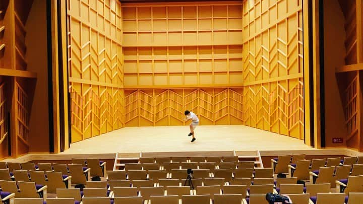 石田太志のインスタグラム：「What a great place! #footbag #taishiishida #soccer #follow #worldchampion #performance #performer #instagramer #hackysack #hall #worldchampionships #classic」