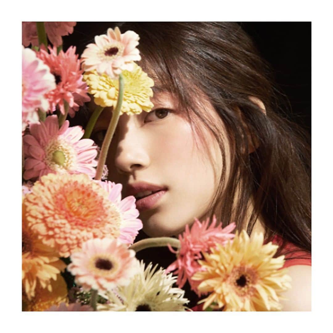 Lancôme Officialさんのインスタグラム写真 - (Lancôme OfficialInstagram)「Perfect summer lightness, personified by the rosy @skuukzky. Photographed by @ahnjooyoung_. #Lancome #Suzy」7月22日 15時58分 - lancomeofficial