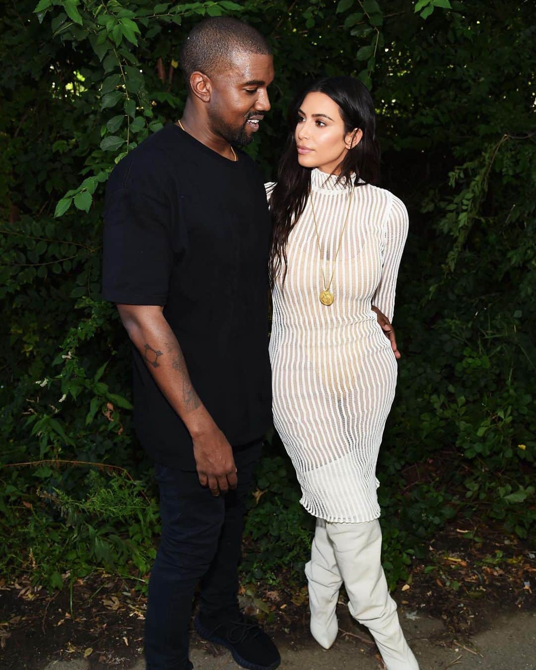Just Jaredさんのインスタグラム写真 - (Just JaredInstagram)「#KanyeWest went on another Twitter rant on Tuesday night and he claims he has been trying to divorce his wife, #KimKardashian. Tap this picture in the LINK IN BIO to read all of his (now deleted) tweets. Photo: Getty」7月22日 15時59分 - justjared
