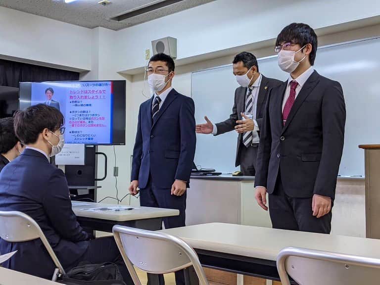 東京バイオテクノロジー専門学校さんのインスタグラム写真 - (東京バイオテクノロジー専門学校Instagram)「‪本日、4年制3年と3年制2年に向けて、‬ ‪就職活動のスタートに向けて、‬ ‪準備をする授業👔✨‬  ‪(株)AOKI様にお越しいただき、‬ ‪スーツの着こなしや就活メイク講座‬ ‪などを行いました！‬  ‪これで就職活動の準備が一歩進みましたね！‬  ‪就職サポートはこちらをチェック！‬ ‪https://www.bio.ac.jp/getajob/carere‬  #東京バイオ#理系#専門学校 #東京バイオテクノロジー専門学校  #就活#実験#就職活動 #就職サポート」7月22日 16時00分 - tokyobio