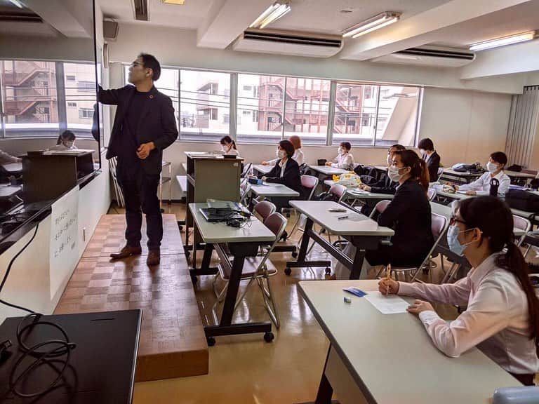 東京バイオテクノロジー専門学校さんのインスタグラム写真 - (東京バイオテクノロジー専門学校Instagram)「‪本日、4年制3年と3年制2年に向けて、‬ ‪就職活動のスタートに向けて、‬ ‪準備をする授業👔✨‬  ‪(株)AOKI様にお越しいただき、‬ ‪スーツの着こなしや就活メイク講座‬ ‪などを行いました！‬  ‪これで就職活動の準備が一歩進みましたね！‬  ‪就職サポートはこちらをチェック！‬ ‪https://www.bio.ac.jp/getajob/carere‬  #東京バイオ#理系#専門学校 #東京バイオテクノロジー専門学校  #就活#実験#就職活動 #就職サポート」7月22日 16時00分 - tokyobio