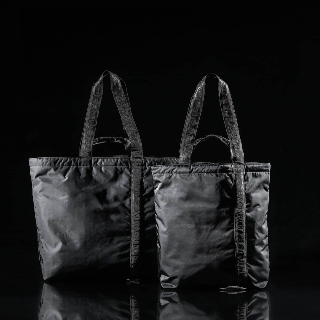 のインスタグラム：「fragment design × RAMIDUS  「BLACK BEAUTY」シリーズからフラグメントとのコラボレーションアイテムが登場します。 こちらのスペシャルなトートバッグはM・Lの２サイズ展開。ストラップには両者のブランドネームが入ったオリジナルテープを使い、２つのハンドルがつながったデザインが特徴的。タグ・パーツ・内装生地に至るまでオールブラックで統一されたBLACK BEAUTYだけの特別仕様で、スタイリッシュな仕上がりです。 "ものを入れる袋"という原点に立ち返るようなプレーンな作りは、静寂なフォルムと融合性のあるマテリアルが豊かな表情を生み出します。非常に軽量で撥水性のある素材を使うという従来モデルにもあるこだわりを継承しながらも、バッグそのものが持つ美しさをお楽しみください。  B011007 TOTE BAG (L) ¥17,000 B011008 TOTE BAG (M) ¥14,500  こちらのアイテムは、8月1日 (土) よりRAMIDUS TOKYO STORE、RAMIDUS OSAKA STORE、 並びに全国のRAMIDUS取扱店舗にてお買い求め頂けます。 ※RAMIDUS ONLINEでの販売予定はございません。  The second collection in the line of BLACK BEAUTY will drop on soon. These special bags are part of a collaboration between RAMIDUS and Hiroshi Fujiwara’s “fragment designs”. The tags include both brand names which combines a unique collaboration of two brand names on one single tag. We have carefully sourced everything from the interior wadding to the smallest buckle in the deepest black to release this truly all-black BLACK BEAUTY range. This collection of tote bags is available in 2 sizes, Medium and Large, and in only 1 color, black. All items are extremely light weight with a simple design inspired by the “origin” of bags. This new collection combines functionality and playfulness of the material, which we hope inspires our users.  B011007 TOTE BAG (L) ¥17,000 B011008 TOTE BAG (M) ¥14,500  This is a limited collection available at the RAMIDUS TOKYO STORE, RAMIDUS OSAKA STORE and RAMIDUS handling store from August 1st, 2020. ※These products is not available in RAMIDUS ONLINE.  #fragmentdesign  #blackbeauty  #ramidus #ramidustokyo #ラミダス」