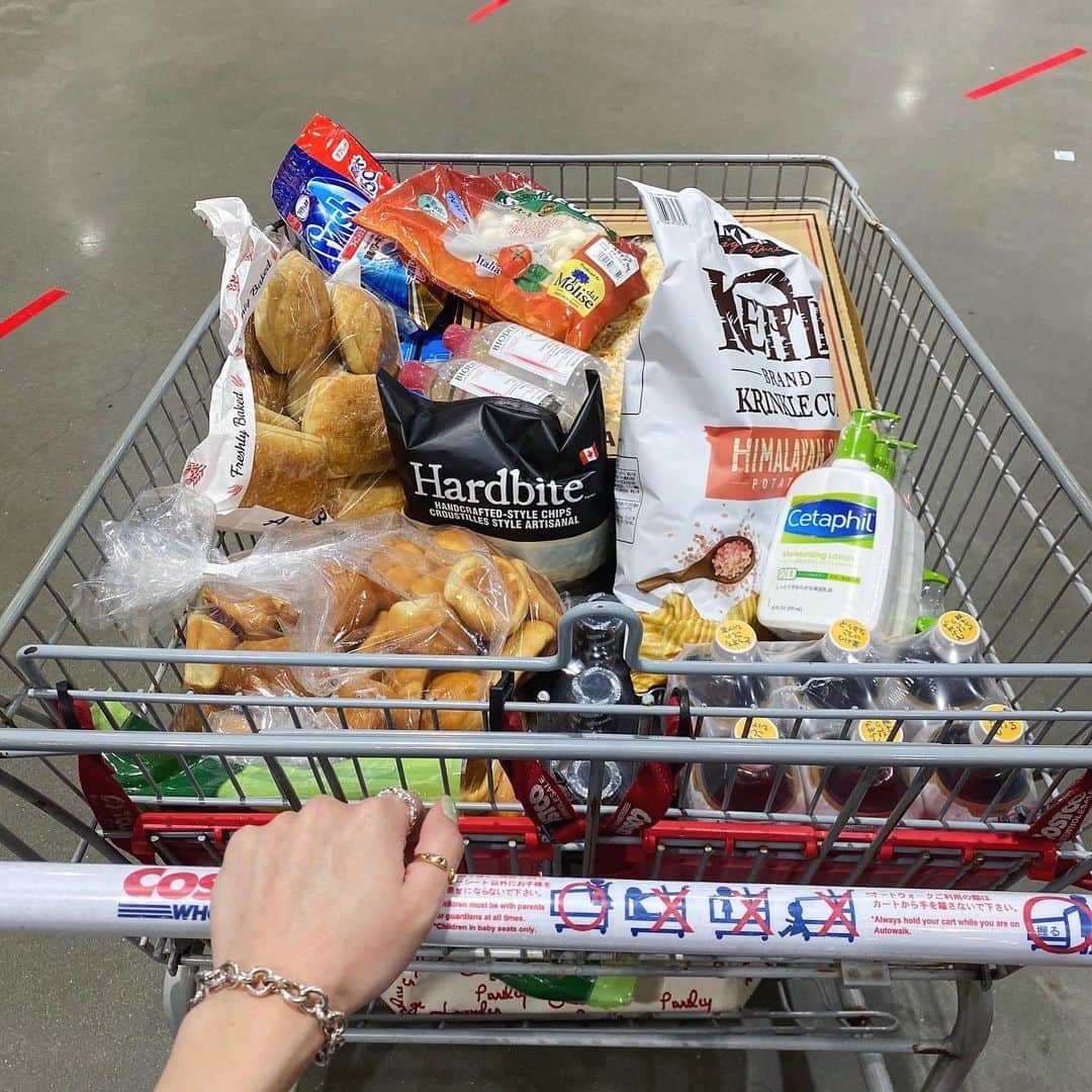 大野真昂のインスタグラム：「☺︎ ・ Costco〜🛒 ・ マスカルポーネは必ず買う🥯 小腹空いた時いつもこれ食べてる🤤 ・ 毎日使うCetaphilのボディークリームと BIODERMAのストックも✔️ ・ とうもろこしのひげ茶も大事🌽 ・ コストコ何回行っても楽しい〜😍 ・ #costco #コストコ #コストコ購入品　#コストコおすすめ #コストコスキンケア #cetaphil #セタフィル #bodycream #ボディークリーム #bioderma #ビオデルマ #クレンジング #とうもろこしのひげ茶 #コーン茶」