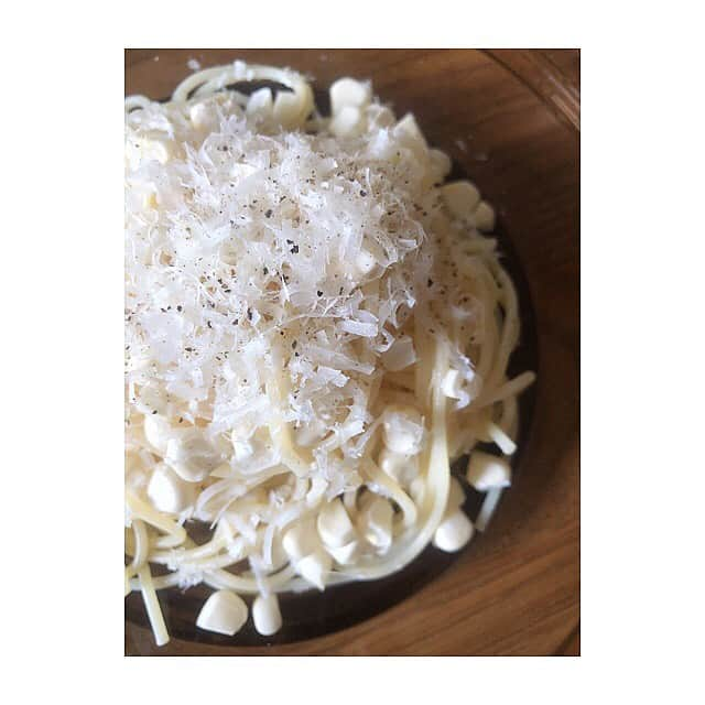 宇藤えみさんのインスタグラム写真 - (宇藤えみInstagram)「真っ白いパスタ。 生パールコーンとオリーブオイル、塩、胡椒とチーズはたっぷりと。  器 @kota_arinaga  #食と器#暮らし#器」7月22日 16時09分 - emiuto